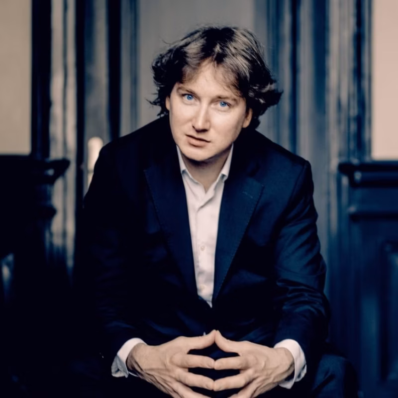 Grote Pianisten Maxim Emelyanychev speelt Moesorgskis Schilderijen van